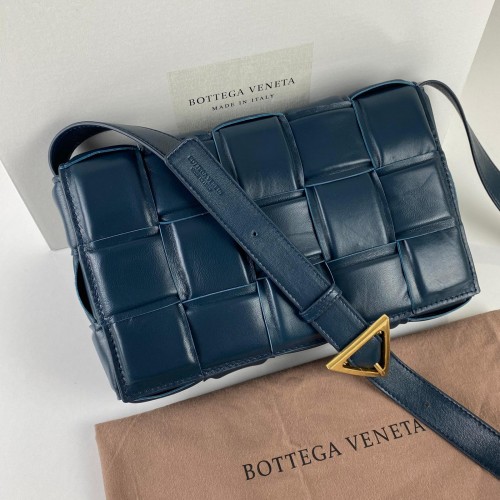 BOTTEGA VENETA PADDED CASETTE BAG LACİVERT
