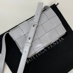BOTTEGA VENETA CASETTE BAG HAKİKİ DERİ ÇANTA GÜMÜŞ RENK