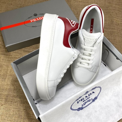 PRADA CONTRAST-HEEL LOW-TOP HAKİKİ DERİ ERKEK SNEAKER BEYAZ-KIRMIZI