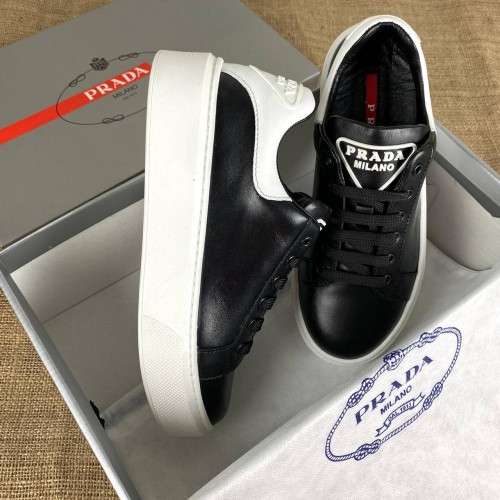 PRADA CONTRAST-HEEL LOW-TOP HAKİKİ DERİ BAYAN SNEAKER SİYAH-BEYAZ